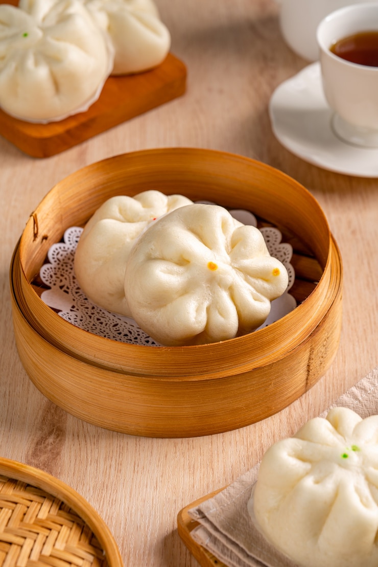 Foto baozi ou bakpao é um tipo de pão de fermento recheado com fermento em várias cozinhas chinesas