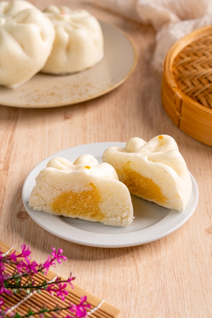 Foto baozi ou bakpao é um tipo de pão de fermento recheado com fermento em várias cozinhas chinesas