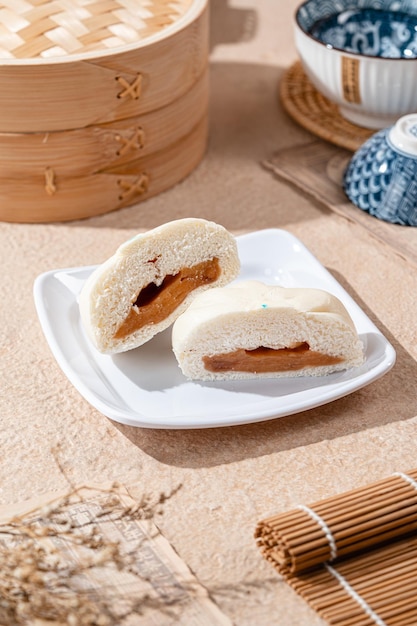 Baozi ou Bakpao é um tipo de pão de fermento recheado com fermento em várias cozinhas chinesas