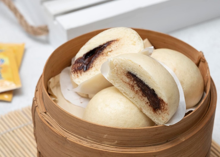 Foto baozi ou bakpao é um tipo de pão recheado com fermento em várias cozinhas chinesas.