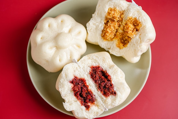 Foto baozi ou bakpao é um tipo de pão recheado de levedura em várias cozinhas chinesas