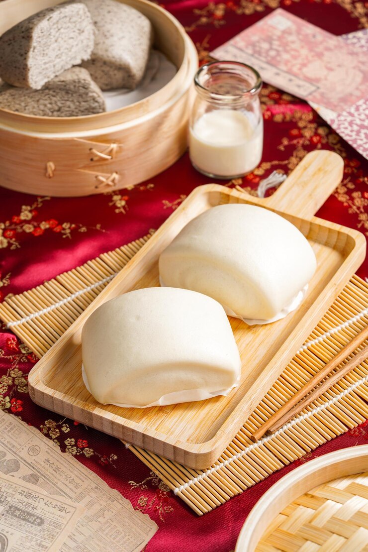 Foto baozi ou bao, é um tipo de pão recheado com fermento em várias cozinhas chinesas.