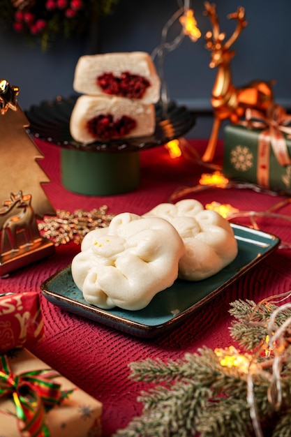 Foto baozi ou bolinhos de vapor chineses com decoração de natal