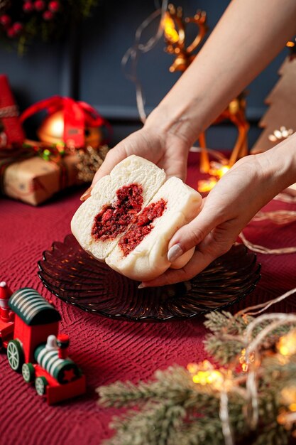 Foto baozi ou bolinhos de vapor chineses com decoração de natal