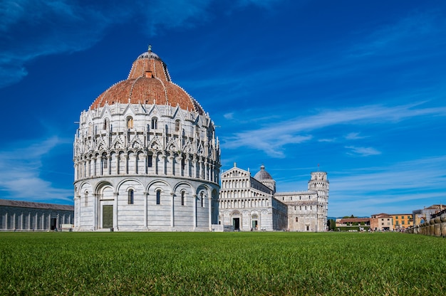 El Baptisterio en la mundialmente famosa Piazza dei Miracoli, Pisa, uno de los sitios del Patrimonio Mundial de la Unesco