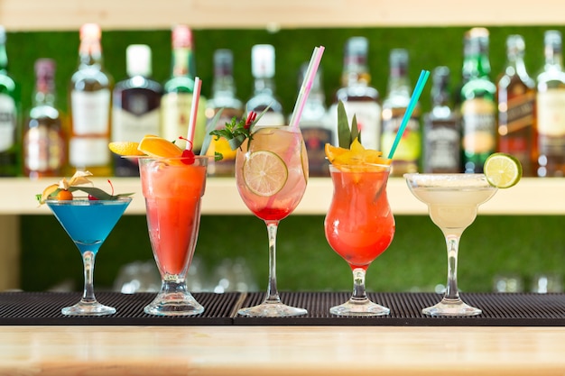 bar balcão Cocktails bebidas seleção multicoloridas bebidas de verão