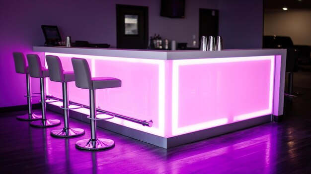 Bar blanco moderno con taburetes altos y iluminación LED