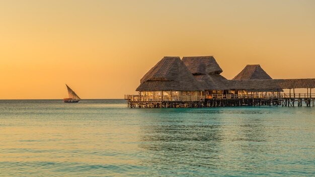 Bar y cafetería sobre el agua al atardecer en Zanzíbar, Tanzania