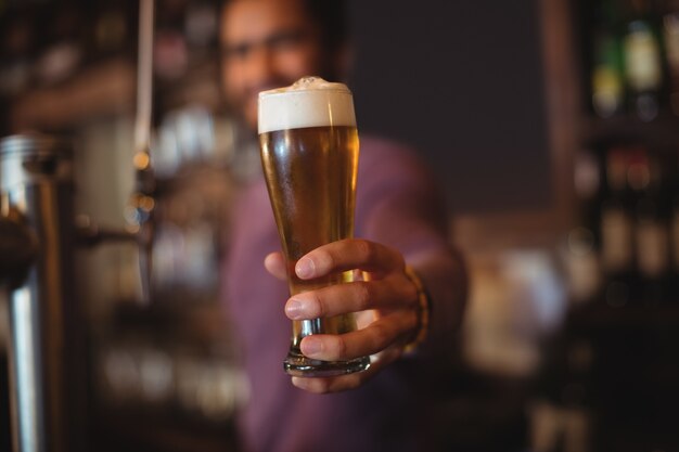 Bar concurso masculino dando copo de cerveja