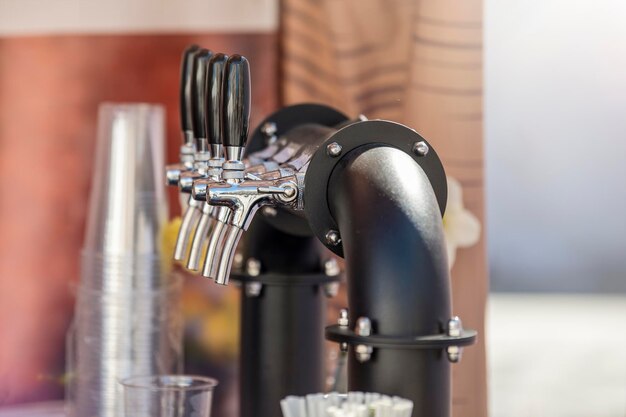 Foto bar de torneira de cerveja feita à mão em um pub com uma torneira de cerveja vista lateral do conceito de compra e venda