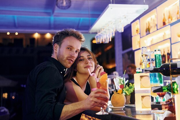 En el bar Feliz pareja joven está junta en sus vacaciones