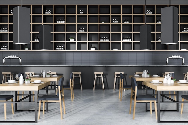 Bar-Interieur mit schwarzen Wänden, Betonboden, quadratischem Tisch mit Stühlen daneben und Regalen mit Flaschen an der Wand. 3D-Rendering