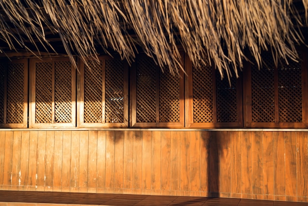 Bar en la playa cerrado de madera con luz del sol al atardecer