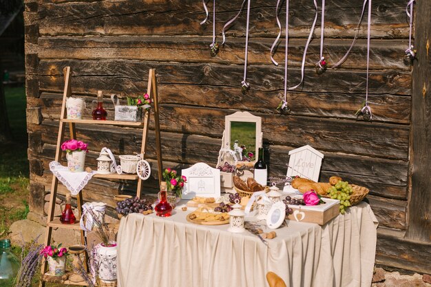 Bar salgado. celebração. barra de queijo. barra de queijo de vários tipos de queijo, uvas, azeitonas e pão decorado na mesa de madeira vintage com pernas de metal curvas