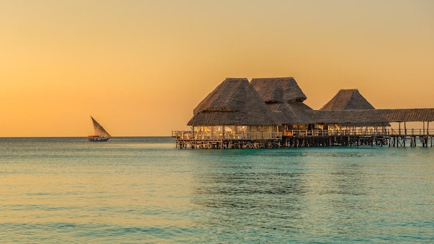 Bar und Café auf dem Wasser bei Sonnenuntergang in Sansibar Tansania