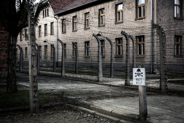 Baracke und Stacheldrahtzaun, Deutsches Gefängnis Auschwitz II, Birkenau, Polen.