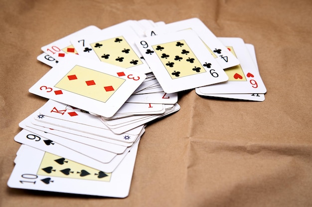 Una baraja de cartas de póquer extendidas sobre una mesa
