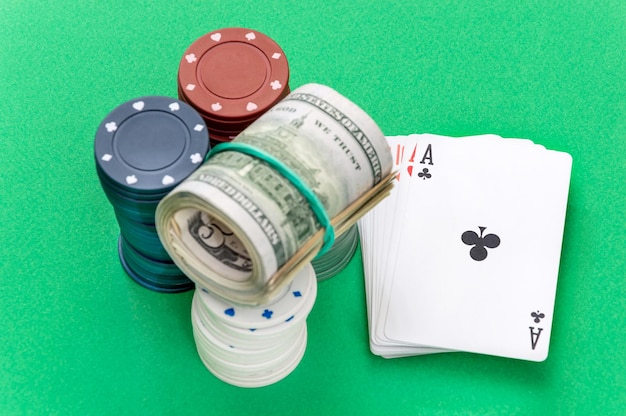 Baralho de fichas de pôquer e dinheiro em fundo verde Vista superior