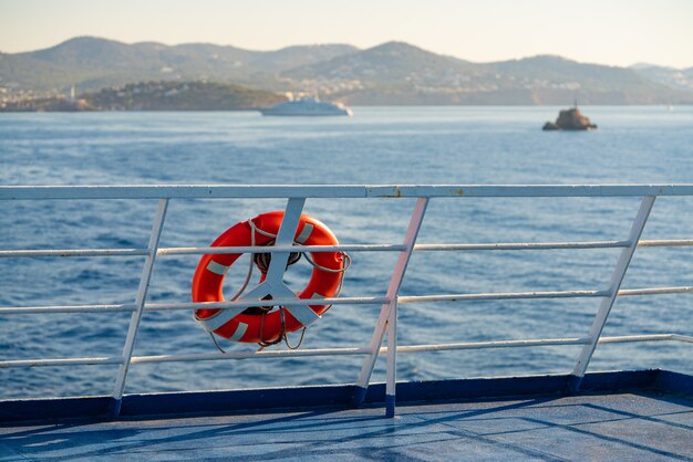 Barandilla de ferry en Ibiza con boya redonda