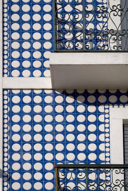 Foto barandillas en las ventanas de los edificios