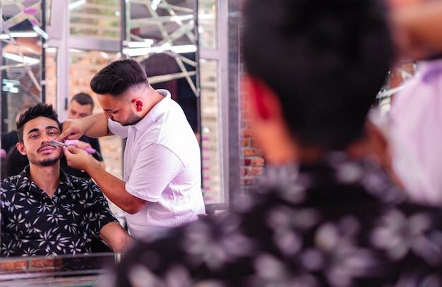 barba cortar la barba de un cliente