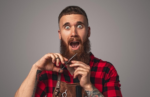 Foto barba de corte de peluquero con estilo loco