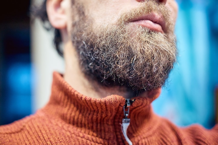 Foto barba curta masculina e lábios fechados