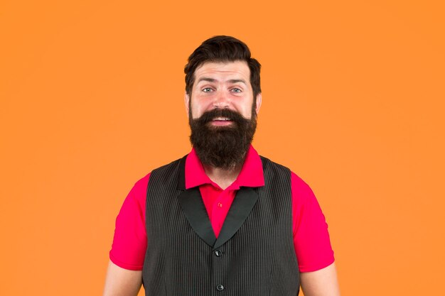 Foto la barba divide a los niños de los hombres. fondo naranja hombre barbudo. feliz hipster con barba larga. aseo de bigote y barba. peluquería. salón de barberos.