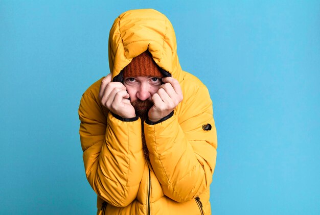 Foto barba longa e cabelo ruivo legal homem vestindo chapéu e casaco frio e conceito de inverno