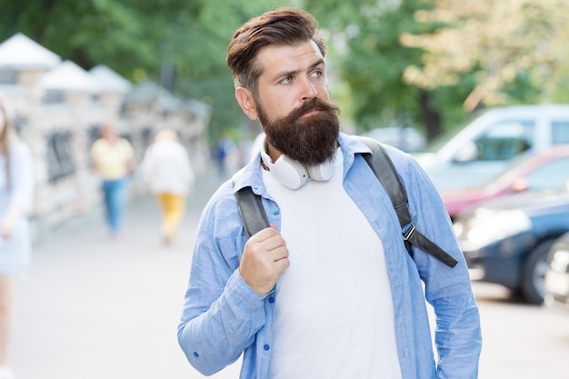 Barba longa é estilo para ele Homem barbudo viaja urbano ao ar livre Hipster com cabelo de barba estiloso Barbeiro de barba Cuidados com a pele Cuidados com o cabelo Barbearia Mantendo a aparência masculina