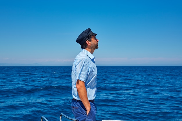 Barba marinero gorra hombre navegando mar océano en un barco