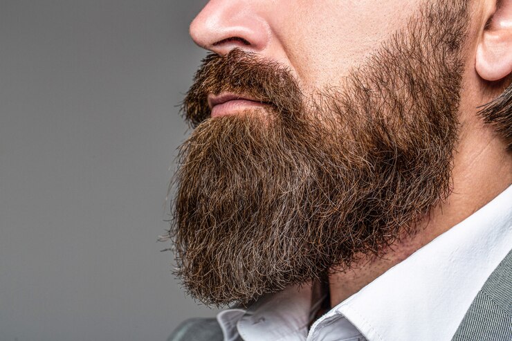 Foto barba perfeita. close de jovem barbudo. close up de barba bonito hipster elegante masculino