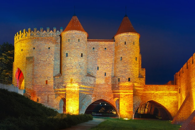 Barbacana nocturna en el casco antiguo de Varsovia, Polonia