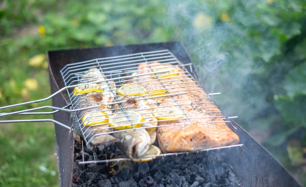 Barbacoa al aire libre con pescado a la parrilla