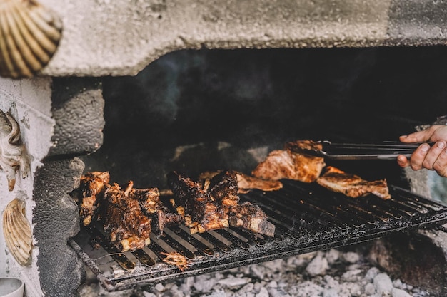 Barbacoa al estilo sudamericano con diferentes cortes de ternera y morcilla