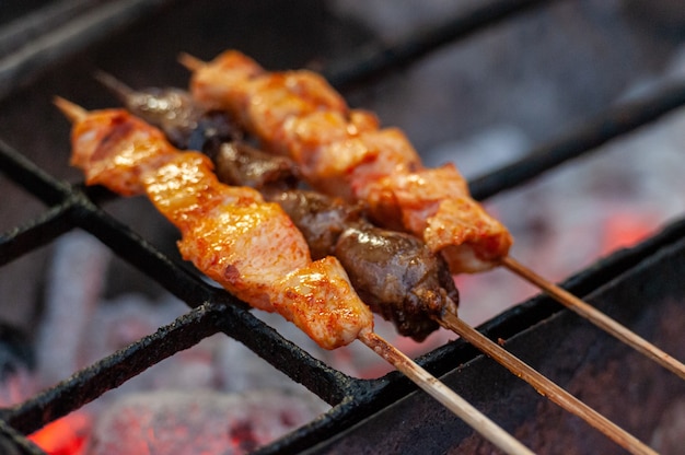 Barbacoa brasileña de pollo en la calle