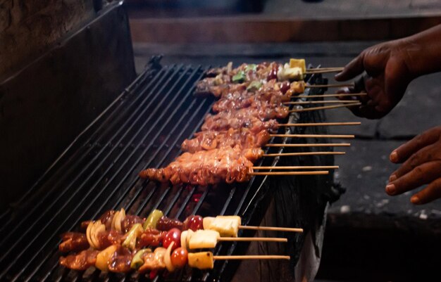 Barbacoa caliente a la parrilla lista para comer comida callejera