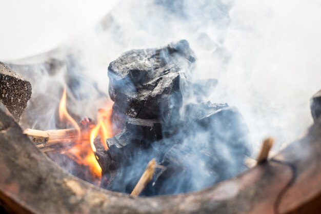 Barbacoa de carbón ardiente y brillante