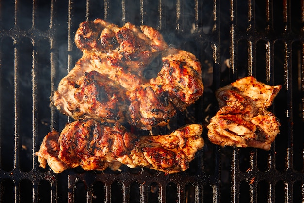 Barbacoa con carbón y carne.