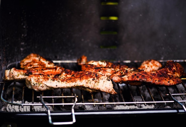 Barbacoa de carne a la brasa Tiempo de primavera