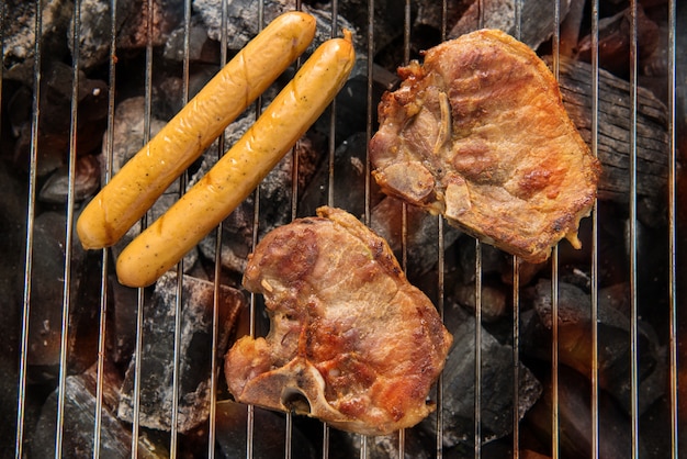 Barbacoa de carne de cerdo y salchichas a la parrilla.