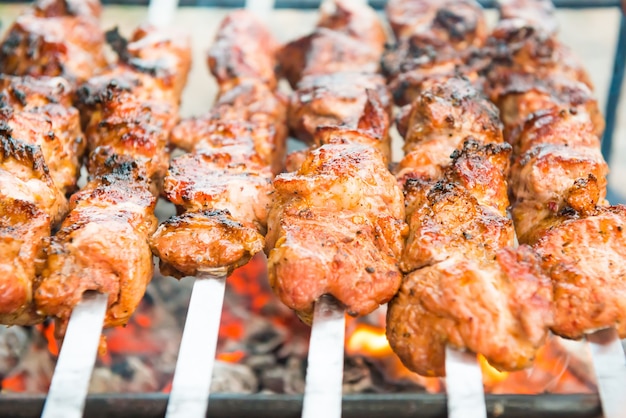 Barbacoa con carne de kebab a la brasa en llamas