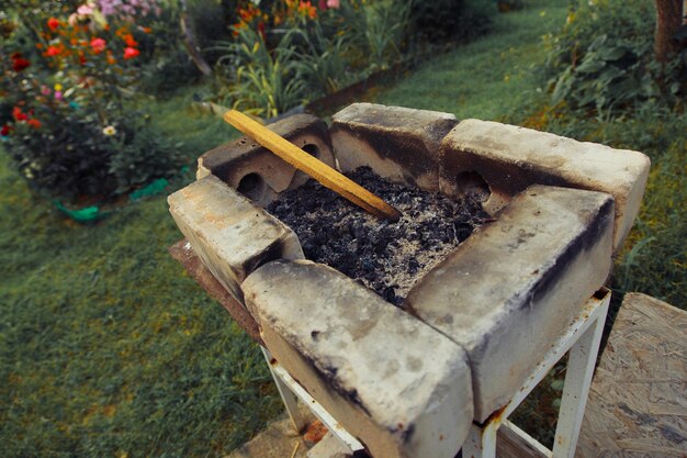 Barbacoa casera de ladrillos. comedor de verano en el pueblo.