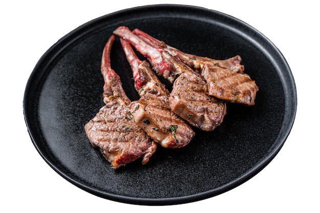 barbacoa chuletas de cordero a la parrilla filetes en un plato aislado en fondo blanco vista de arriba