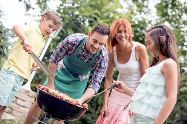 Foto barbacoa de cocina familiar en el parque