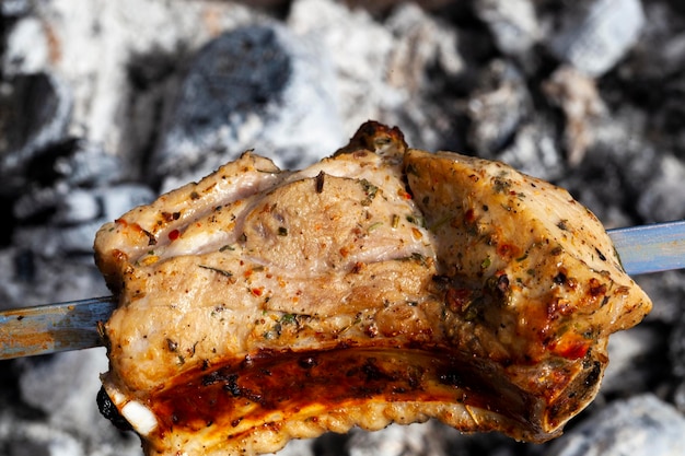 Barbacoa con cocinar carne al fuego