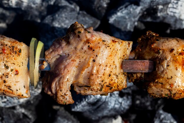 Barbacoa con cocinar carne al fuego