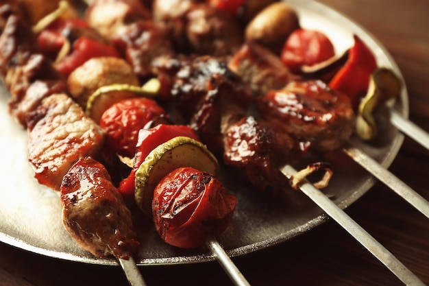 Foto barbacoa fresca sabrosa con verduras en bandeja, primer plano