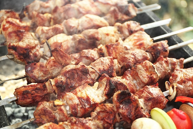 Barbacoa fresca sabrosa con verduras en brasero al aire libre