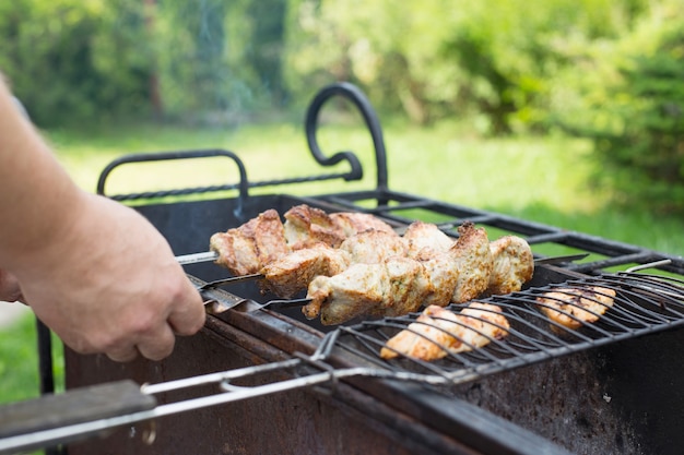 Barbacoa en el jardín en verano